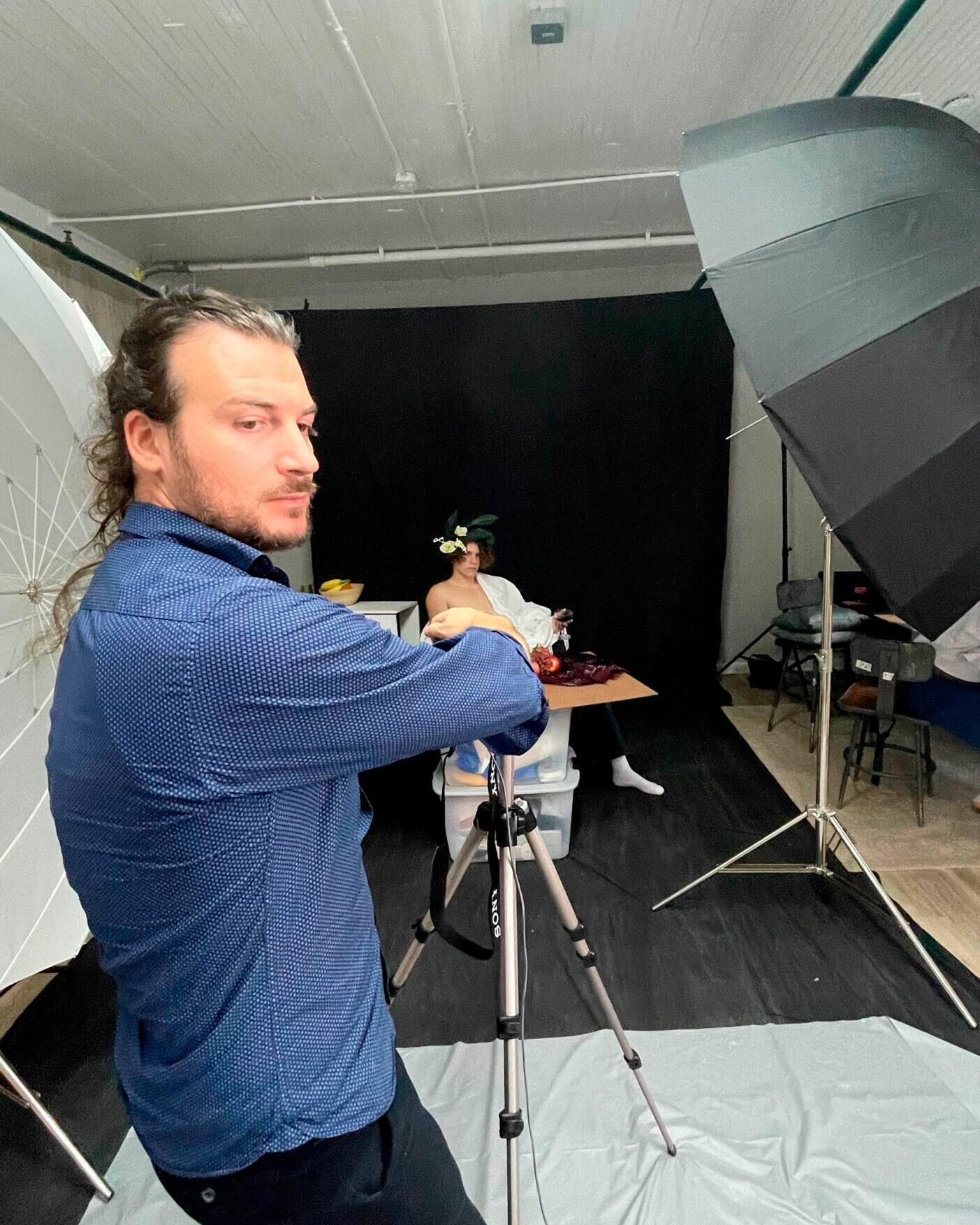 Alex Righetto during a photoshoot session before creating an oil painting