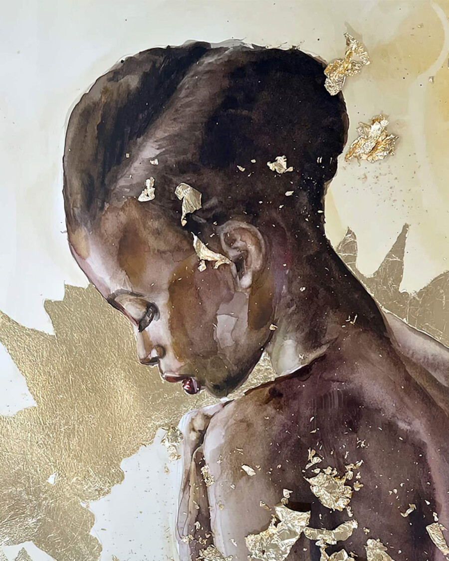 Dipinto originale ad acquerello 'La Progenitrice Dorata' della Collezione Radiance, che presenta il profilo di una giovane donna su uno sfondo di foglia d'oro.