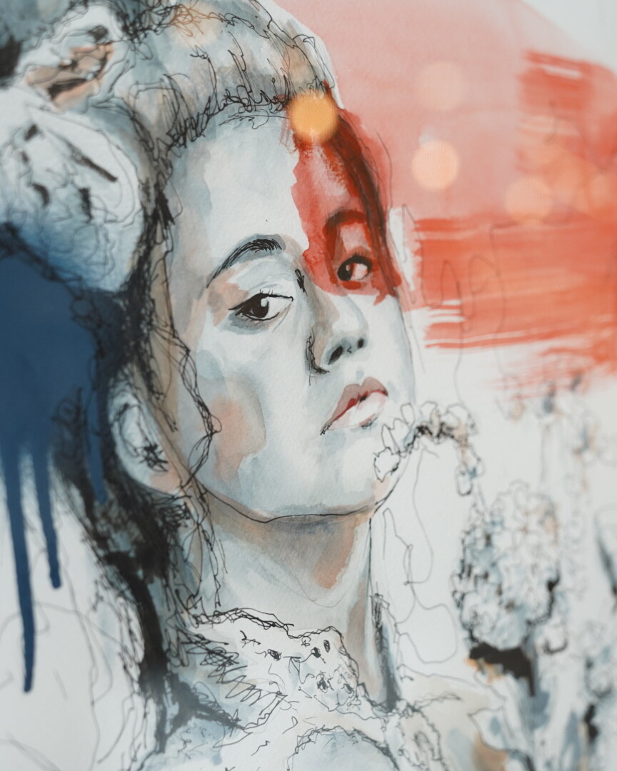 Un ritratto ad acquerello e inchiostro di Giulietta, con uno sguardo contemplativo, ambientato su uno sfondo rosso vibrante, simboleggiante la sua decisione cruciale di trasformarsi.
