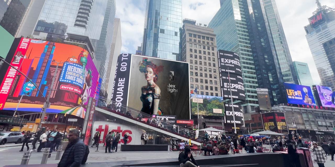 A digital art piece titled 'Mona Lisa's Daughter' by Alex Righetto, featuring a modern interpretation of the classic Mona Lisa, displayed on a large screen in the vibrant and crowded Times Square.