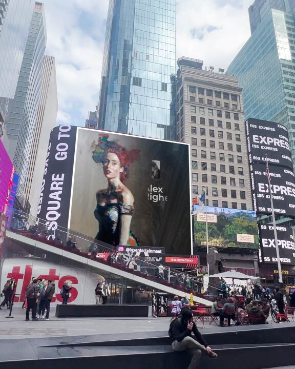 Un'opera d'arte digitale intitolata 'La Figlia della Mona Lisa' di Alex Righetto, che presenta un'interpretazione moderna della classica Mona Lisa, esposta su un grande schermo nella vivace e affollata Times Square.