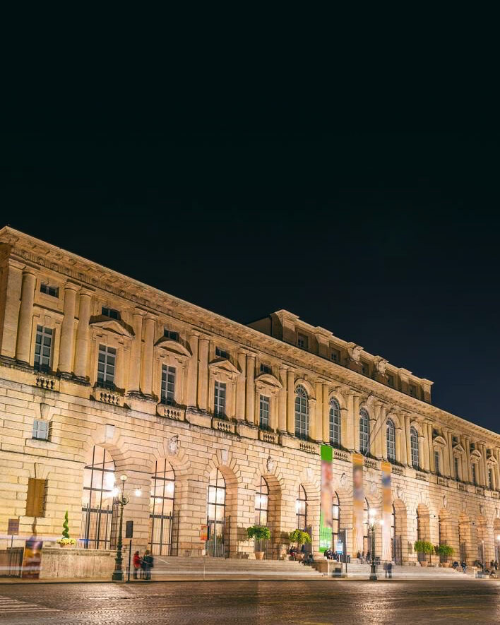 Vista notturna del Palazzo della Gran Guardia nel cuore di Verona.