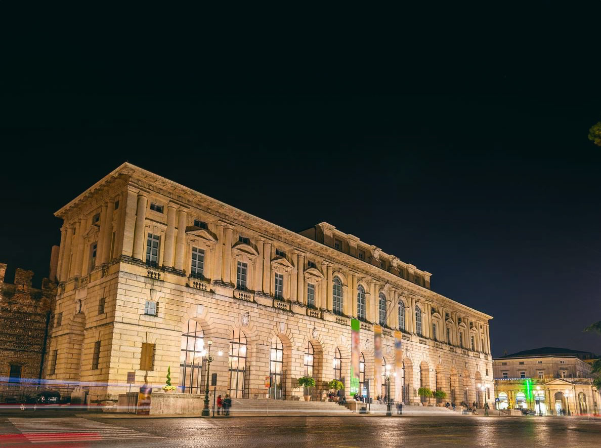 维罗纳市中心大卫队宫夜景。